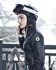 Femme qui porte une tenue de ski