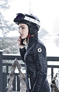 Femme qui porte une tenue de ski